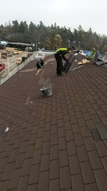 Oprava střechy kousek po kousku.
